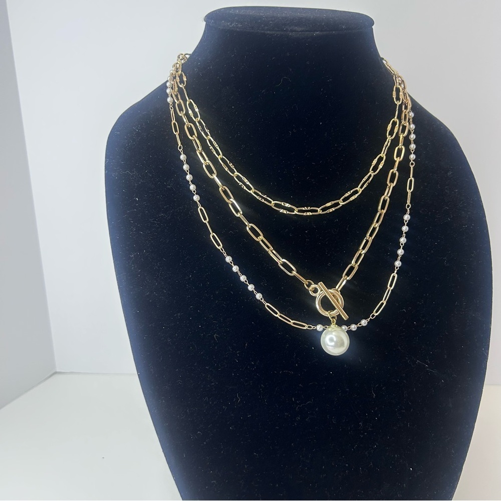 Elegant Gold Layered Necklace - Picture 2 of 11